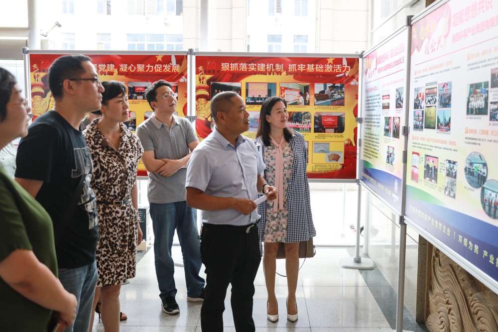 1499297678179813mhyE.jpg 1.集團(tuán)公司黨委副書(shū)記、工會(huì)主席黃國(guó)全帶領(lǐng)黨員代表現(xiàn)場(chǎng)參觀學(xué)習(xí)。.jpg