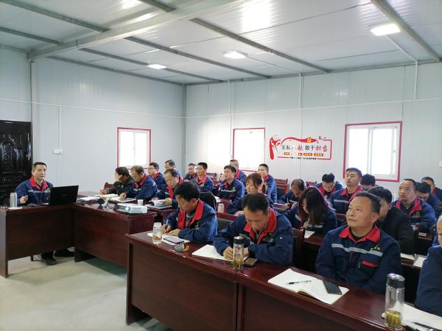 1613953475833558RN37.jpg 鼎豐礦業(yè)公司組織復工復產安全培訓.jpg