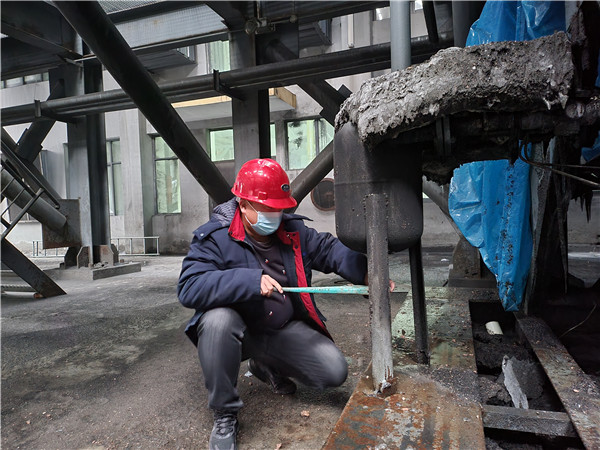 環保公司 1 呂子涵檢修省煤器，更換氣力除灰排水閥.jpg