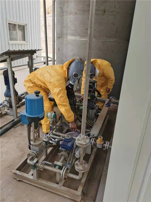 環保公司 3 蒙建麒帶領職工檢修氨水泵.jpg