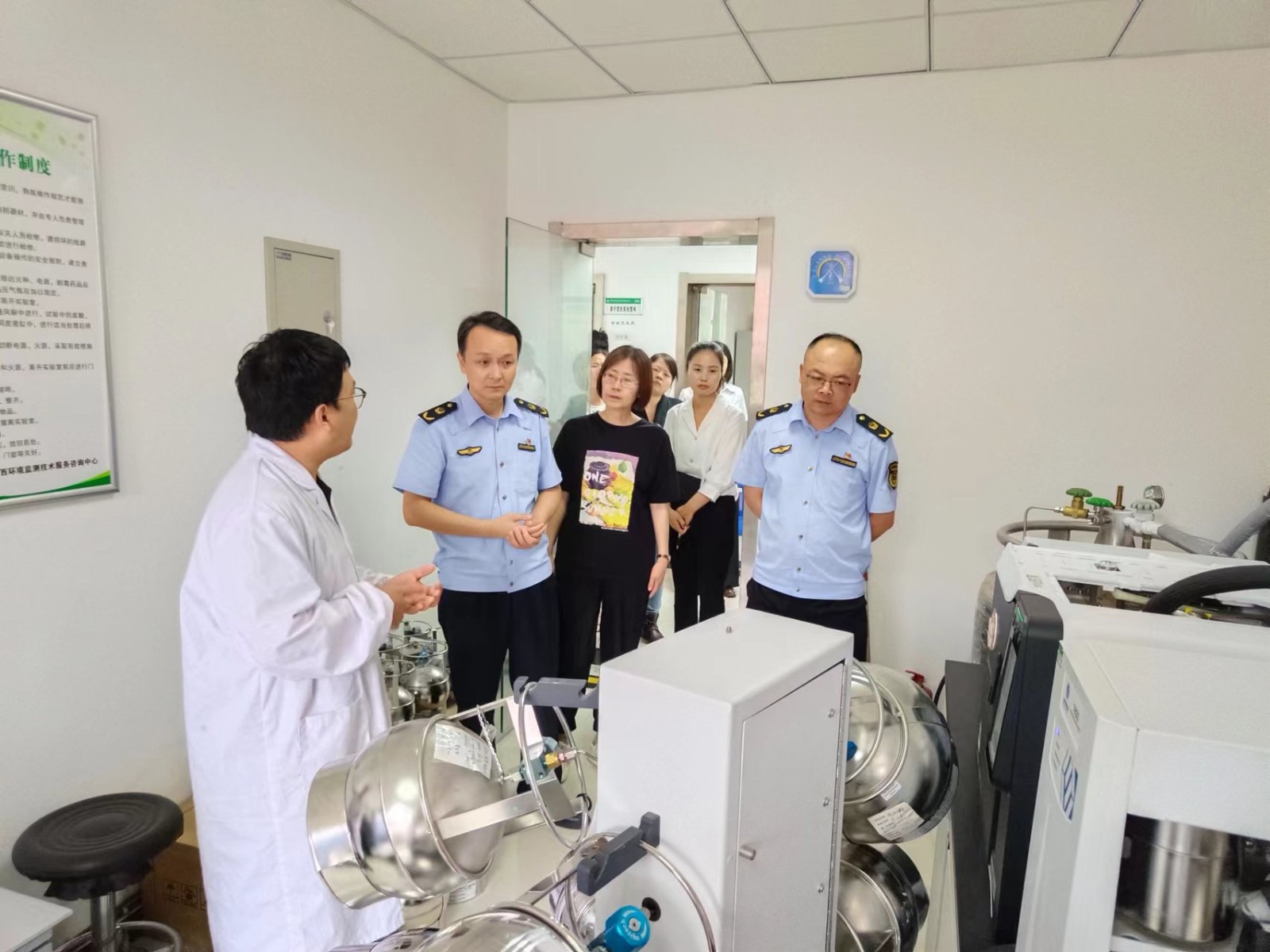 監測公司聯合西安市市場監督管理局曲江新區分局開展實驗室開放日活動2.jpg