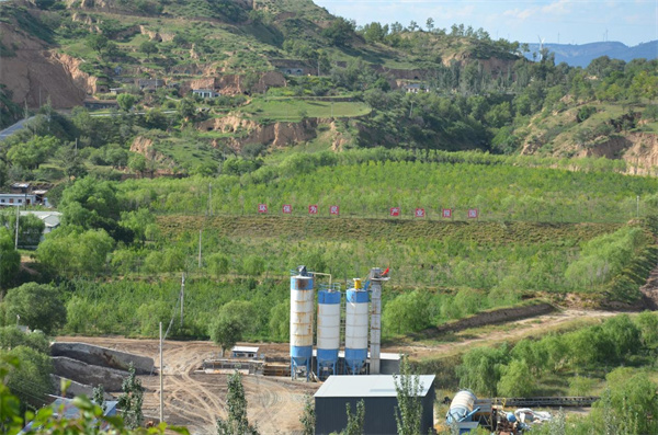 1767836428783232sBtC.jpg 大興公司填埋場覆土綠化后,溝壑變綠色平川.jpg